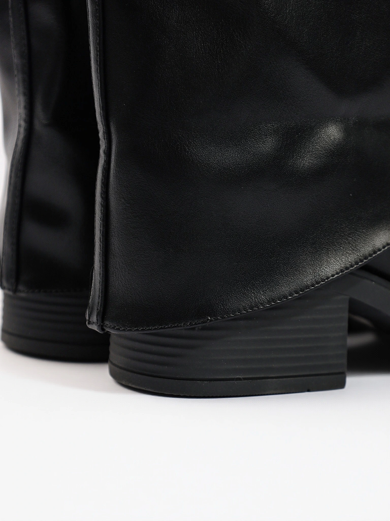 Сапоги укороченные с отворотом черного цвета